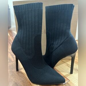Like new Discreet Womens Knit Pointed Toe Ankle Boots